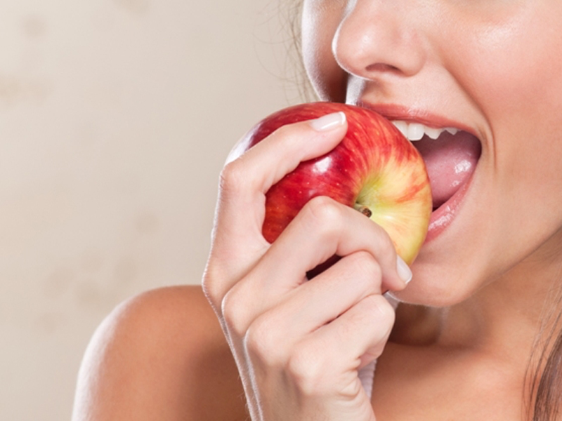 eating apple 