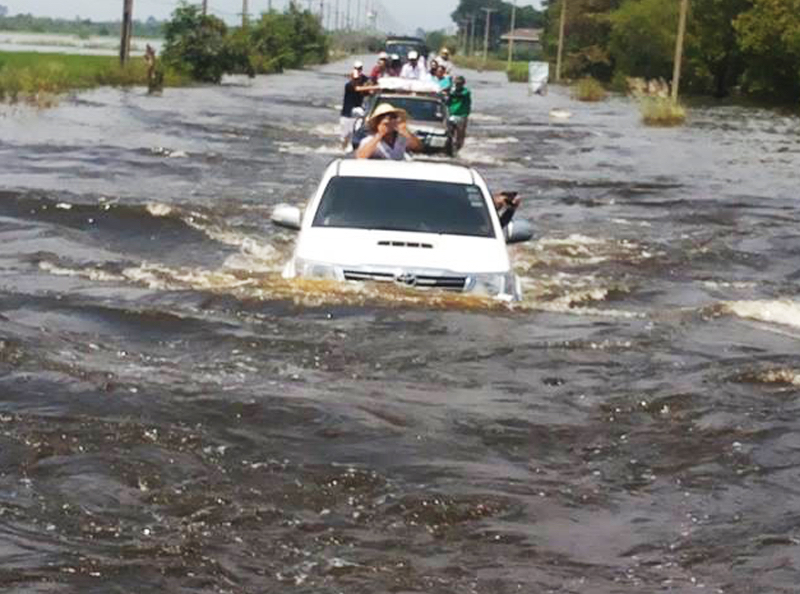 วิธีขับรถลุยน้ำท่วม