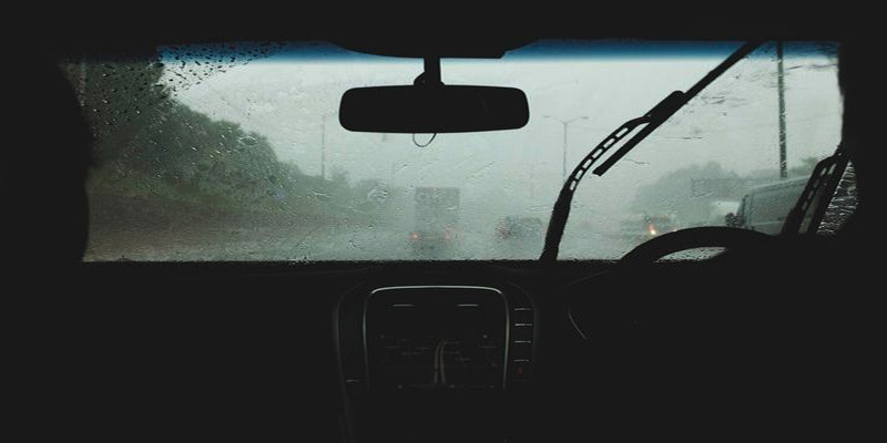 ขับรถหน้าฝน