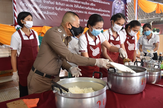 วจภูธรเมืองคอน เปิดโรงทาน