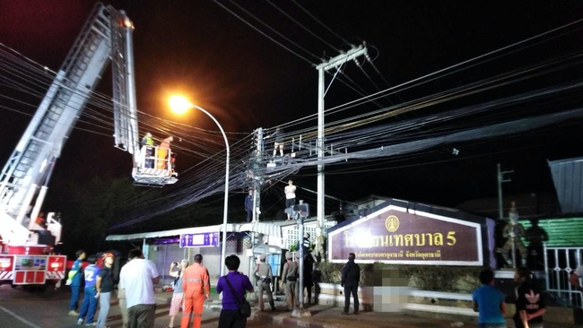 สาว สติหลุดปีนเสาไฟระทึก