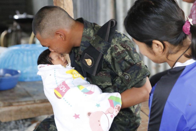 พลทหาร นิธิพล ภูมิเมือง” ได้กลับบ้าน มาเยี่ยม ลูกน้อยที่เพิ่งคลอด ออกมาได้แค่ 23 วัน 